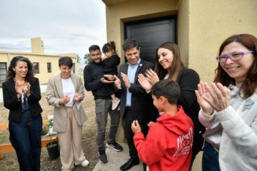 El Estado tiene que estar presente para dar respuestas": Kicillof inauguró obras y entregó viviendas en Adolfo Gonzales Chaves