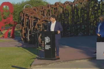 Foto de Kicillof acus al Gobierno nacional de "vendepatria" y a Milei de "figuretti" en un acto por el Da de la Soberana Nacional