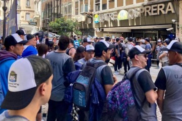 Foto de Peones rurales pidieron la renuncia de Jos Voytenco en una manifestacin masiva frente a UATRE