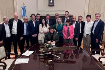 Con motosierra en la mesa y Santi Caputo "desaliñado", Milei reunió a su Gabinete en Casa Rosada