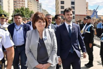 Foto de "Quin se ha tomado todo el vino": la curiosa cancin que son en un acto encabezado por Patricia Bullrich 