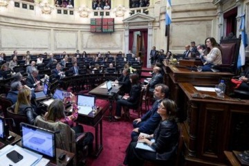 El Gobierno apuntó contra los senadores por el aumento de sueldos