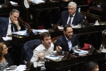 En medio del conflicto entre Caputo y los intendentes, la Coalición Cívica presentó un proyecto contra la superposición de tasas municipales