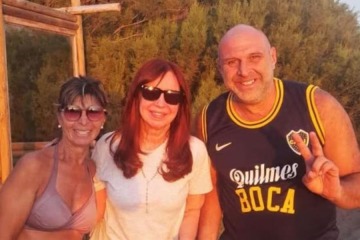 Foto de Las vacaciones de Cristina Kirchner: playa bonaerense junto a su hija Florencia y su nieta Helena