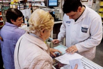 La compra de medicamentos cayó fuerte en diciembre: los jubilados compraron menos por las subas y quita de cobertura