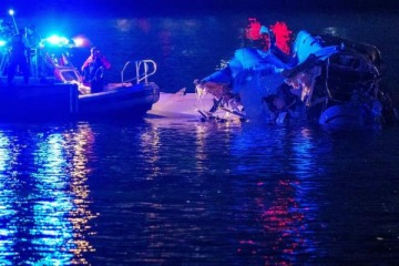 Un avión de American Airlines chocó con un helicóptero militar y se estrelló en el río Potomac