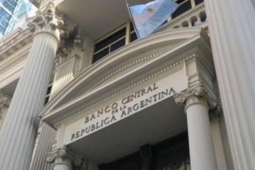 Previo a comenzar con el ajuste del dólar, el Banco Central bajó la tasa de interés