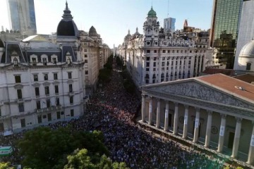 Multitudinaria Marcha del Orgullo Antifascista: "Unidad de todas las maricas y al que no le gusta, fascista, fascista"