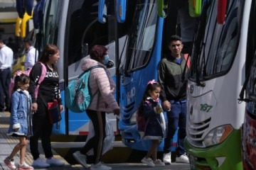 El Gobierno eliminó un control de permisos y facilitó la salida de niños y adolescentes del país 