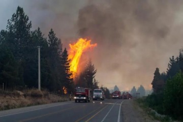 Incendios en El Bolsón: el fuego avanzó hacia una zona poblada y ya hay evacuados