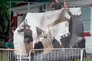 Repudiable: ordenaron bajar una gigantografia de Néstor Kirchner en la ex Esma