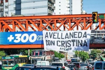 En el día de su cumpleaños, Avellaneda amaneció con banderas y afiches de Cristina Kirchner