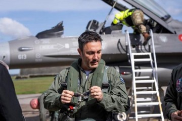 Al ritmo de "Dinero para nada", Petri presentó los aviones F-16 que Milei compró a Dinamarca 