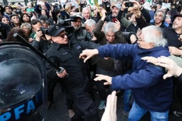 En la previa a la marcha de los jubilados con apoyo de las hinchadas, el Gobierno endureció el derecho de admisión