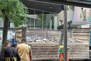 El sospechoso camión con escombros en frente a la Biblioteca del Congreso