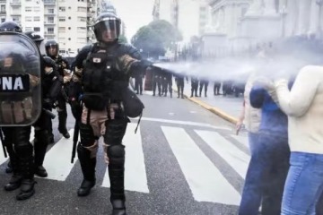 Después de la represión en el Congreso, el Gobierno prohibió el ingreso a estadios de fútbol a 26 personas