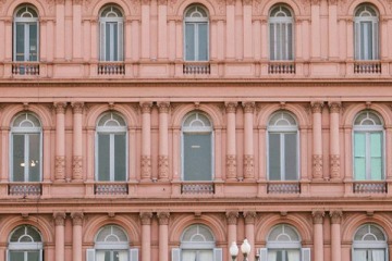 A puertas cerradas en Casa Rosada: Bullrich y Santi Caputo encabezaron una reunión con gente de la SIDE y Seguridad