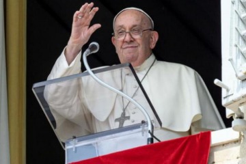 El Papa Francisco presentó una "ligera mejoría" y continúa "estable" 