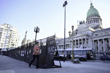 Nueva marcha de jubilados al Congreso: se esperan más de 2.000 policías, mientras adentro se debate el DNU de Milei por el FMI