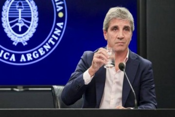 Foto de “No vale la pena correr el riesgo”: cómodo con el valor del dólar, Caputo reafirmó que mantendrá el sistema de bandas