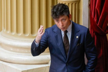 Foto de Santiago Caputo citó al Quijote para celebrar la intervención de Estados Unidos en el Ejército argentino