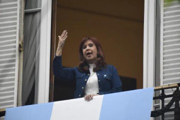 Foto de Cristina Kirchner respondió a las críticas por una foto con economistas y apuntó contra el Gobierno de Milei y los medios