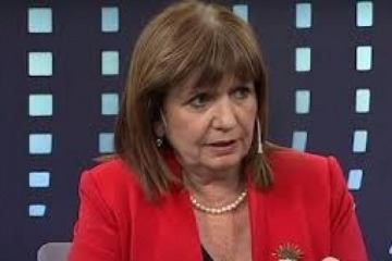Foto de Bullrich, a "Chiqui" Tapia: "Voy a estudiar la transparencia de la AFA"