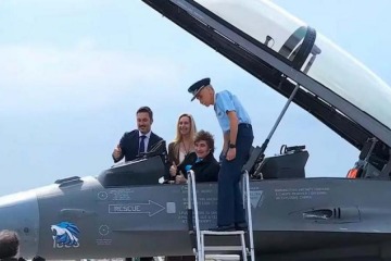 Foto de Milei respaldó a Presti en el acto por los F-16: “Quien más sabe de Defensa es un militar”