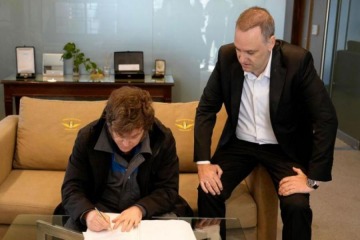 Foto de Oficial: ni bien aterrizó en Argentina, Milei firmó el proyecto de reforma laboral para enviar al Congreso