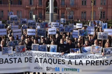 Foto de Milei suma otro ataque a la prensa: la derogación del Estatuto del Periodista con la reforma laboral
