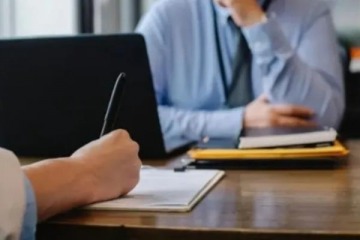 Foto de Qué pasaría con las vacaciones y las horas extras, de aplicarse la reforma laboral de Javier Milei