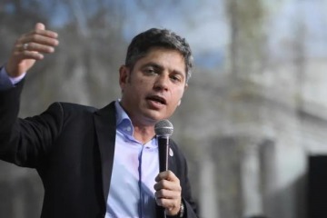 Foto de Kicillof se apersonó en la marcha de la CGT y marcó que la reforma laboral "no tiene un sólo elemento que beneficie al trabajador"