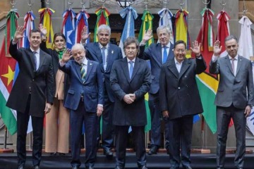 Foto de Milei y Lula coinciden en la cumbre del Mercosur tras el freno europeo al acuerdo