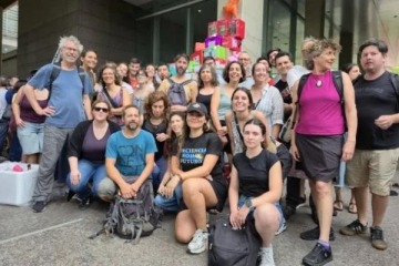 Foto de Investigadores protestaron frente al Polo Científico contra la motosierra: "Una Navidad con ciencia"
