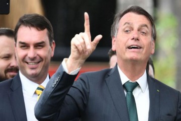 Foto de Bolsonaro designó a su hijo Flavio como candidato presidencial para Brasil 2026