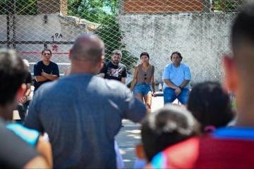Foto de Mayra Mendoza y Facundo Tignanelli visitaron un club quilmeño que recibió una factura de luz de más de 1 millón de pesos