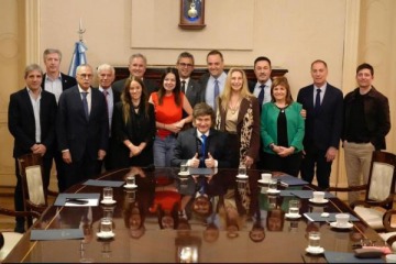 Foto de Javier Milei firmará un decreto para aumentar los sueldos del Ejecutivo