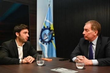 Foto de En medio de los incendios, Nacho Torres recibe a Santilli para retomar las negociaciones por la reforma laboral