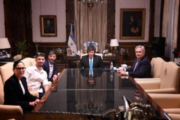 Foto de Milei recibió en Casa Rosada a dos de los argentinos que fueron rehenes de Hamas