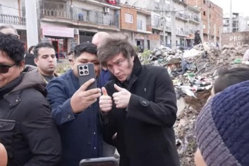 Foto de Milei dijo en Davos que "enseña a pescar", pero destruyó el empleo formal y multiplicó los planes