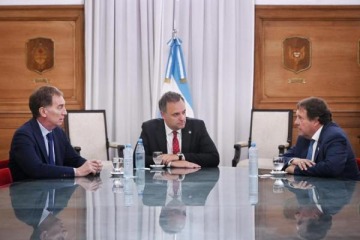 Foto de Adorni y Santilli se reunieron con Weretilneck en Casa Rosada y sumaron un nuevo respaldo a la reforma laboral