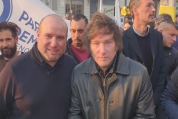 Foto de Milei designó como funcionario en Transporte al hijo de un condenado por crímenes en la dictadura