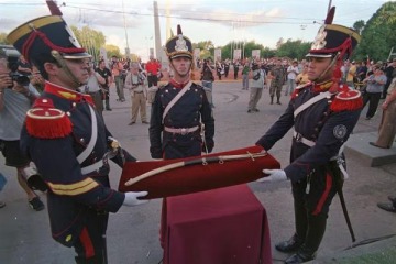 Foto de Una descendiente directa de Rosas cruzó a Milei por trasladar el sable de San Martín a Granaderos: "Gusano resentido"