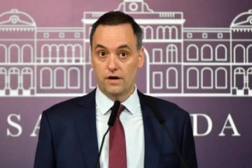 Foto de Manuel Adorni salió a responderle al Indio Solari pero era una fake news