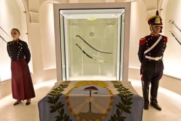 Foto de Es oficial el traslado del sable de San Martín al Regimiento de Granaderos: el debate en torno a su custodia