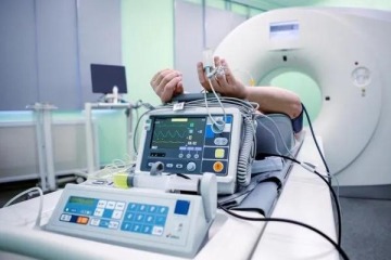 Foto de Kreplak lapidario contra Manuel Adorni por festejar la importación de "chatarra" como política de Salud