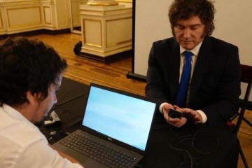 Foto de Milei presentó el nuevo DNI electrónico y los cambios en el pasaporte