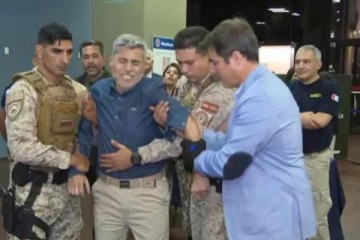 Foto de Insólito: el ministro de Seguridad cordobés probó en vivo el nuevo guante eléctrico de la Policía y aseguró "no se aguanta"