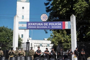 Foto de Santa Fe: policías se acuartelaron en reclamo de mejoras salariales y el Gobierno respondió con sanciones