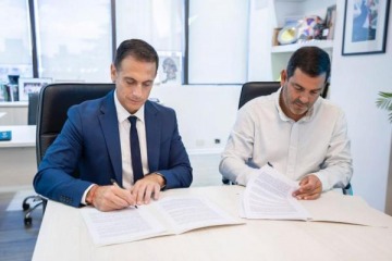 Foto de Julián Álvarez firmó un convenio con el intendente de Dolores que garantiza descuentos en el Parque Termal